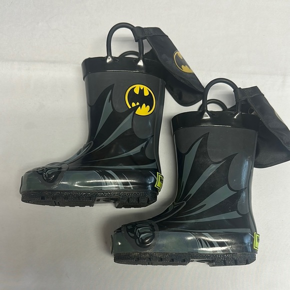 Western Chief - Kids Black and Yellow Batman Rain Boots with capes - Picture 3 of 6